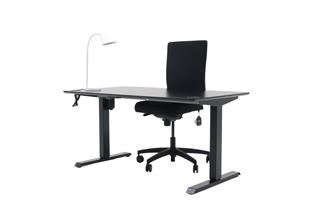 Kontorsæt med bordplade i sort, stelfarve i sort, hvid bordlampe og sort kontorstol